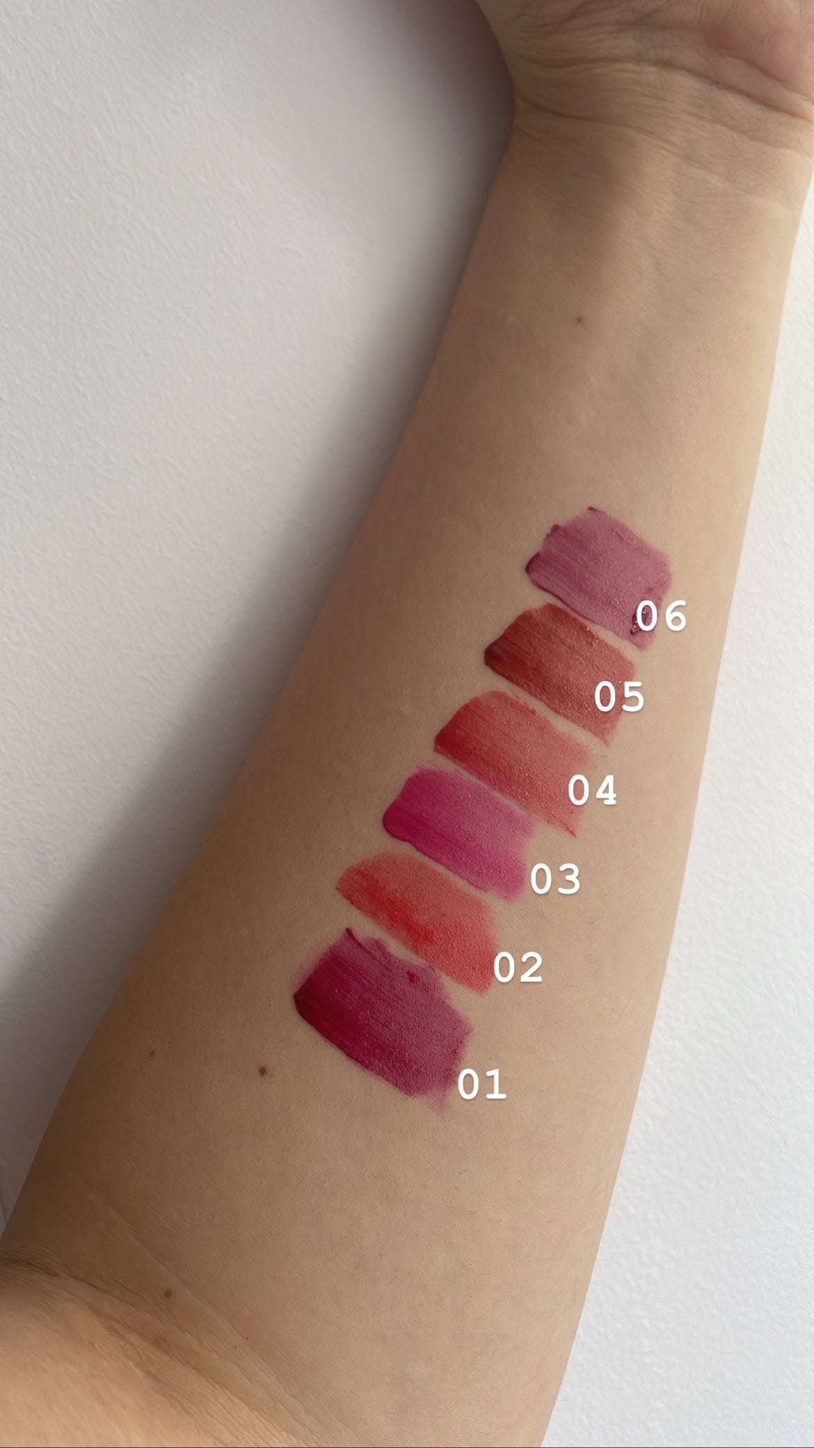 LIP TINT, Eveline kissy tattoo
